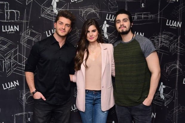 Rico! Luan Santana vai para o casamento de Camila Queiroz e Klebber Toledo em seu jatinho
