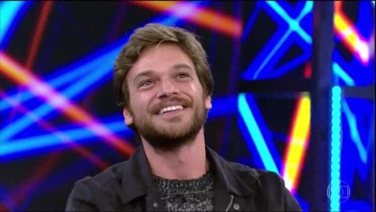 Emílio Dantas surpreende e solta a voz no Domingão do Faustão com Bruno & Marrone