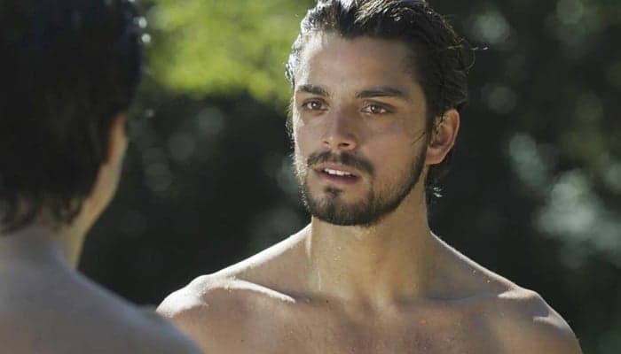Ousado, Rodrigo Simas posa só de sunga na neve, ganha likes de famosos e detalhe chama atenção