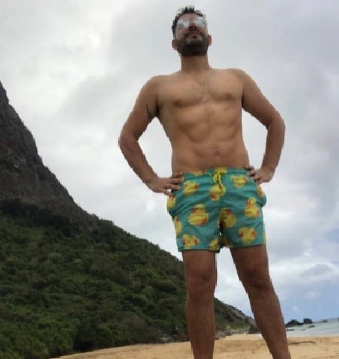 Evaristo Costa posta foto ousada e é denunciado sob acusações de "montagem"
