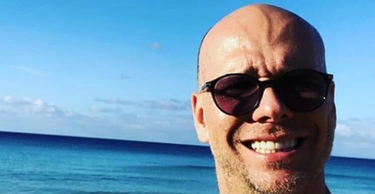 Ao ser questionado sobre Sheila Mello, Fernando Scherer, o Xuxa, rebate fã: "Alguém tem de trabalhar, né?"