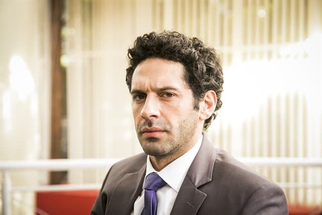 O Tempo Não Para: Emílio abre mão de fortuna para ficar com Marocas