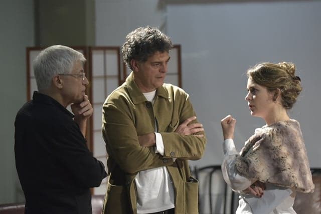 Globo promove aulas de atuação para atores novatos e veteranos com diretor internacional