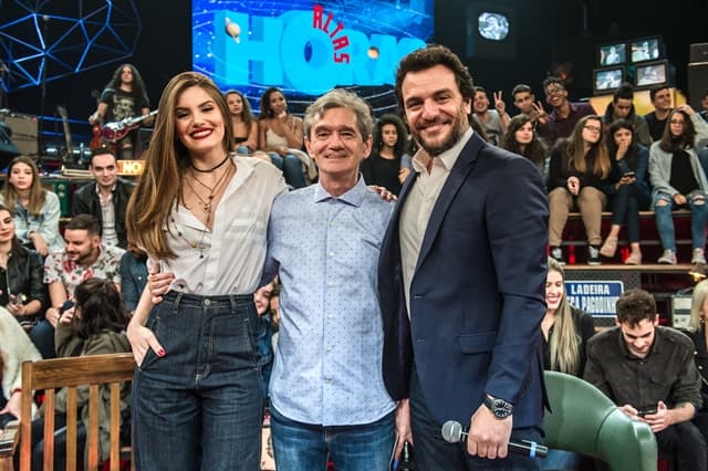 Camila Queiroz, Serginho Groisman e Rodrigo Lombardi no Altas Horas (Foto: Globo/Fábio Rocha)