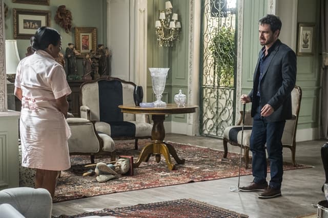 Edgar (Caco Ciocler) quebrando tudo e Zefa (Claudia Di Moura) apavorada em Segundo Sol (Foto: Globo/Raquel Cunha) Edgar (Caco Ciocler) quebrando tudo e Zefa (Claudia Di Moura) apavorada em Segundo Sol (Foto: Globo/Raquel Cunha)