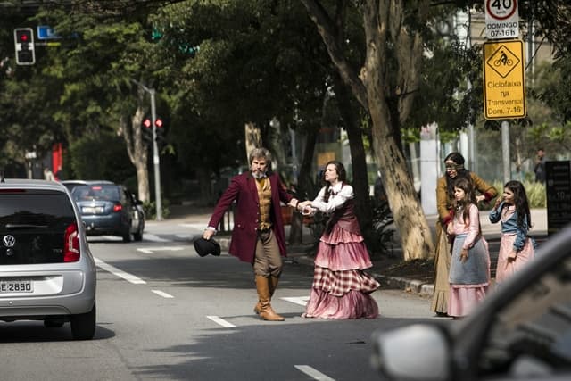 Dom Sabino (Edson Celulari) e Marocas (Juliana Paiva) em cena de O Tempo Não Para (Foto: Globo/João Miguel Júnior)