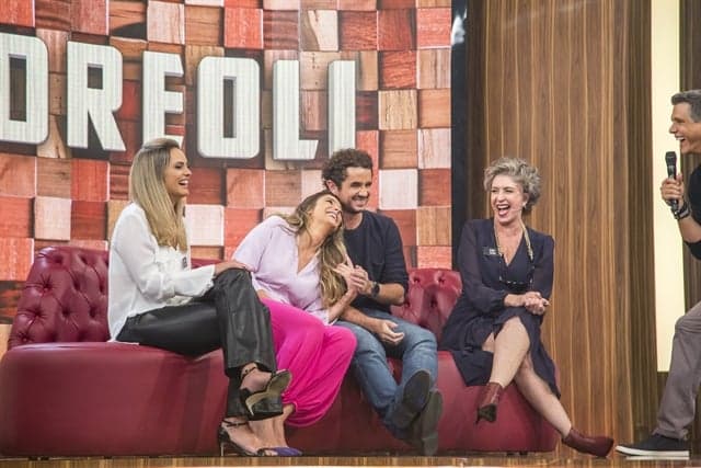 Felipe Andreoli, Rafa Brites e família no programa Tamanho Família (Foto: Globo/Marília Cabral)