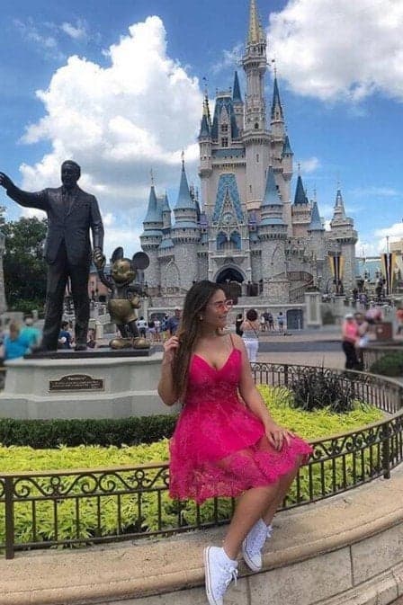 Geisy Arruda posa de vestido rosa e relembra polêmica: "Os humilhados serão exaltados"