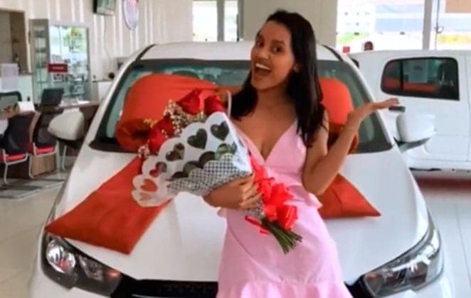 Após ganhar carro no BBB18, Gleici Damasceno tira carteira de habilitação e comemora