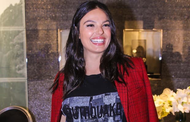 Grávida, Isis Valverde exibe barrigão, ostenta closet luxuoso e item caro chama atenção
