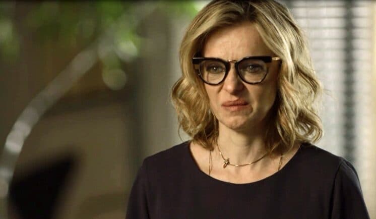 Em Segundo Sol, Karen perde emprego e dispara contra Roberval: "Você é doente"