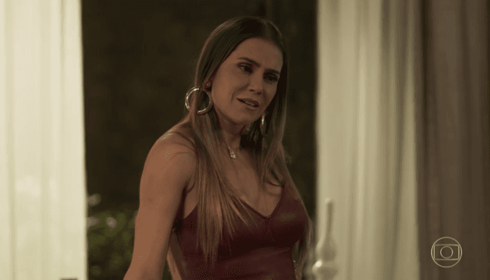 Karola (Deborah Secco) em cena de Segundo Sol (Foto: Reprodução/Globo)