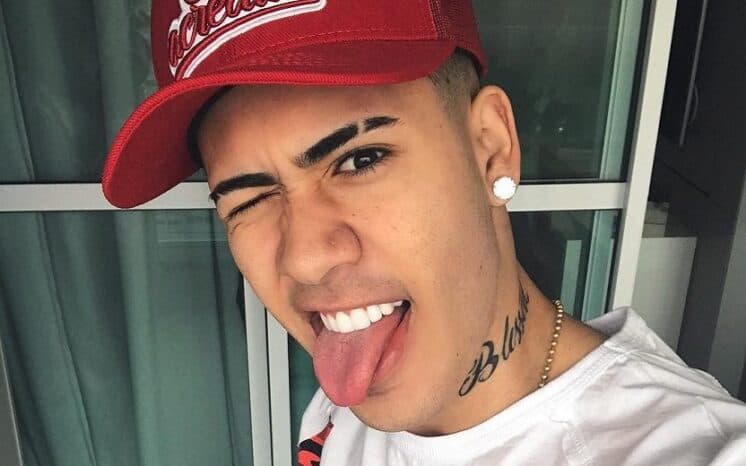 Kevinho perde o controle e mostra demais em foto