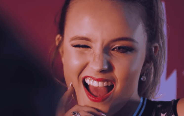 Larissa Manoela posa de cara limpa, é atacada e fãs a defendem