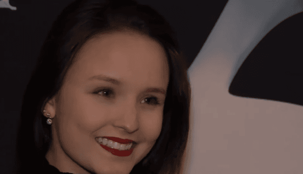 Liberada pelo SBT, Larissa Manoela vende parte de suas roupas para arrecadar dinheiro