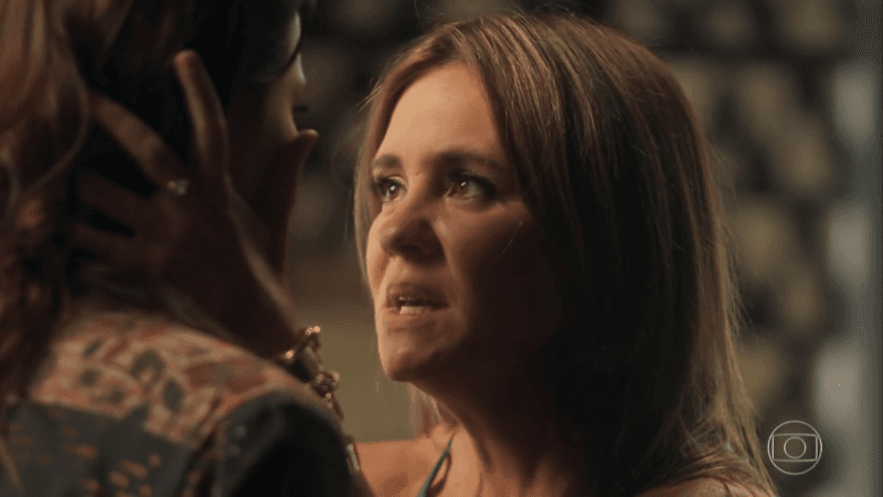 Laureta (Adriana Esteves) e Rosa (Letícia Colin) em cena de Segundo Sol (Foto: Reprodução/Globo)