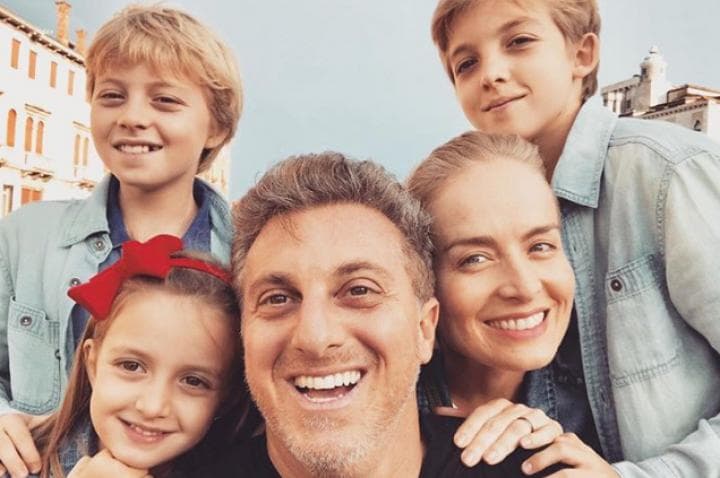 Ao lado da família, Luciano Huck presenteia crianças do Moçambique e humildade do apresentador repercute