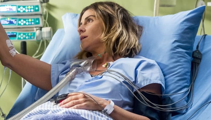 Segundo Sol: Karola invade quarto de hospital e apavora Luzia