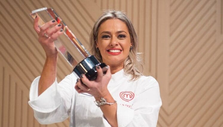 Campeã do Masterchef revolta ao pedir para marido bater em participante e dispara: "Me odeiam por ser bonita"