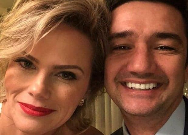 Após ser surpreendida com pedido ao vivo, Maria Cândida aparece ao lado do namorado e faz revelação