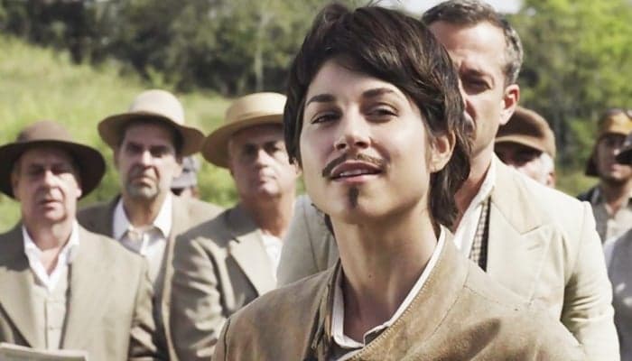 Em Orgulho e Paixão, atriz corta cabelo de verdade e assusta ator em cena