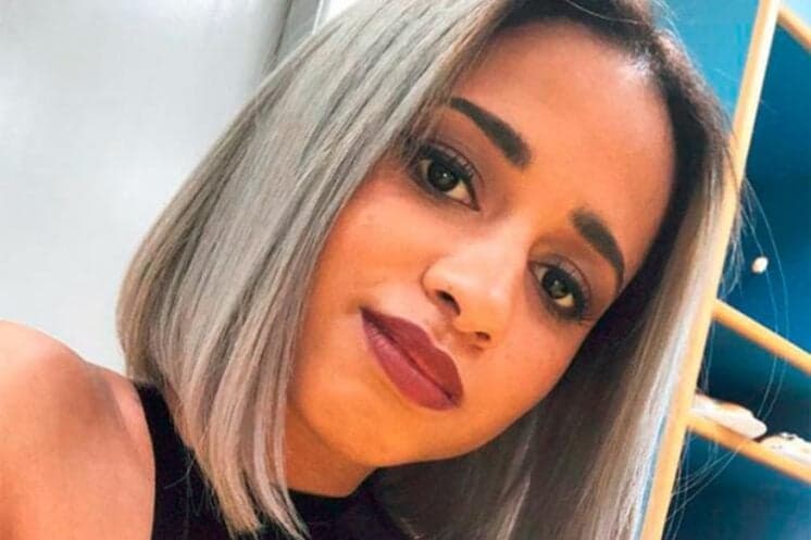 Após ser proibida de cantar, Mc Loma recebe grande presente e se emociona