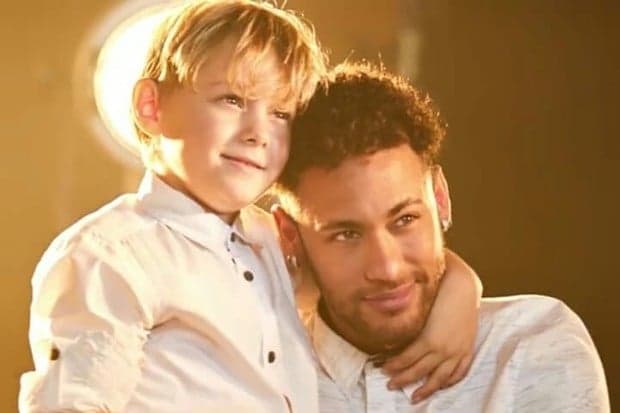 Filho de Neymar surpreende e 'ataca' de repórter durante evento do pai