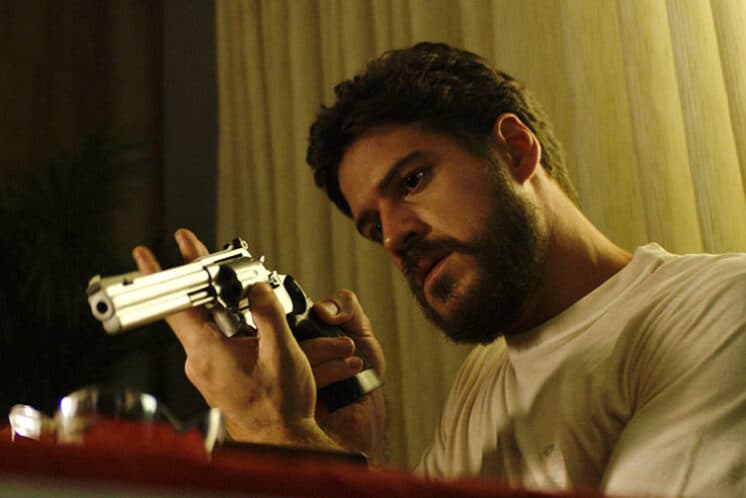 Após deixar a Globo, Marco Pigossi interpreta assassino em novo trabalho e surge bastante diferente