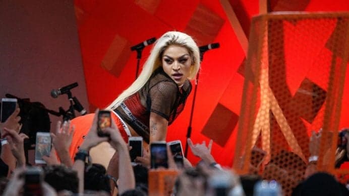 Pabllo Vittar faz vídeos 'sextou' com corpão pra jogo!
