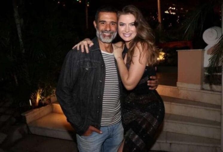Tá rolando! Marcos Pasquim e Rayanne Morais são flagrados aos beijos durante festa