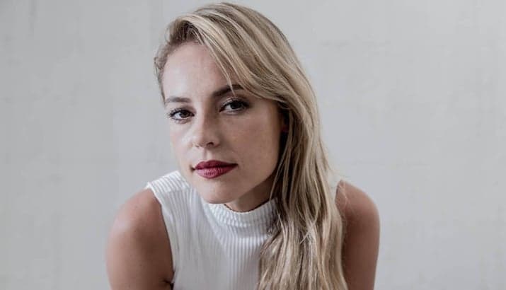 Paolla Oliveira solta a voz e faz homenagem para participante eliminada do The Voice