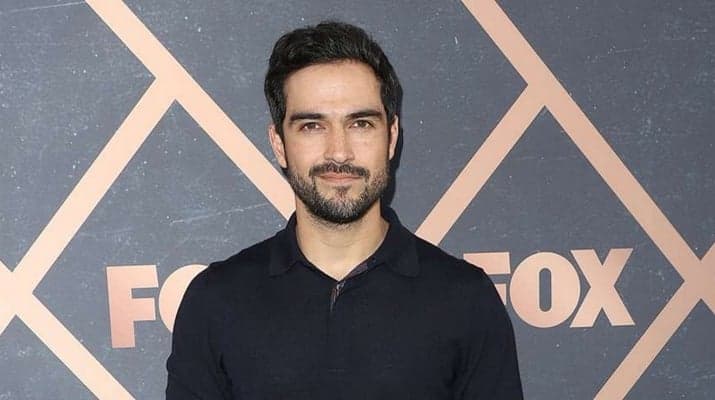 Alfonso Herrera canta hit do RBD em sua festa de aniversário e leva fãs à loucura