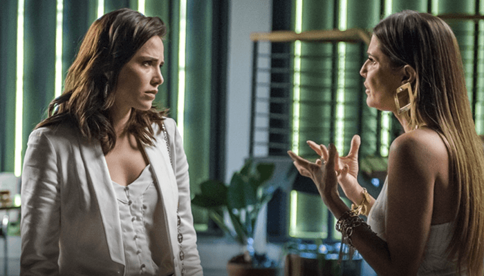 Rosa (Leticia Colin) e Karola (Deborah Secco) em cena de Segundo Sol (Foto: Globo/Paulo Belote)