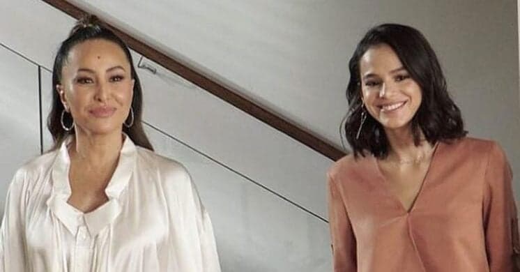 Ensaiando? Bruna Marquezine aparece fazendo carinho na barriga de Sabrina Sato e chama atenção