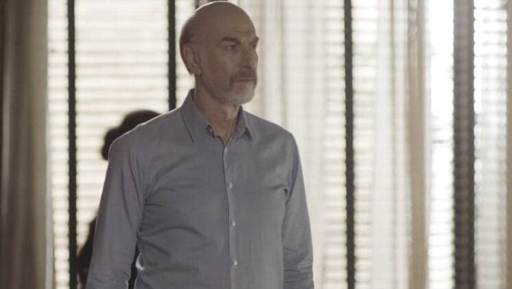 Em Segundo Sol, Severo se humilha para Roberval e dispara: "Chute, pise, cuspa"