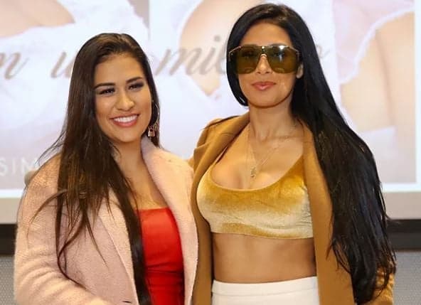 Simone e Simaria posam com a mãe em clique raro e surpreendem internautas