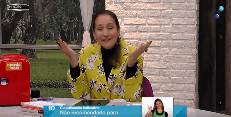 No Programa Raul Gil, Sonia Abrão surpreende e não tira o chapéu para Rodrigo Faro