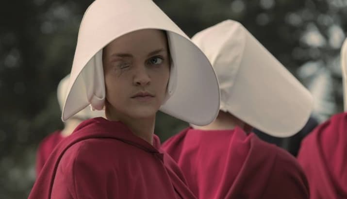Madeline Brewer em The Handmaid's Tale. (Foto: Reprodução) Madeline Brewer em The Handmaid's Tale. (Foto: Reprodução)