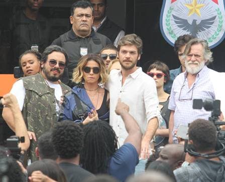 Emílio Dantas grava a cena da prisão de Beto Falcão, seu personagem em Segundo Sol