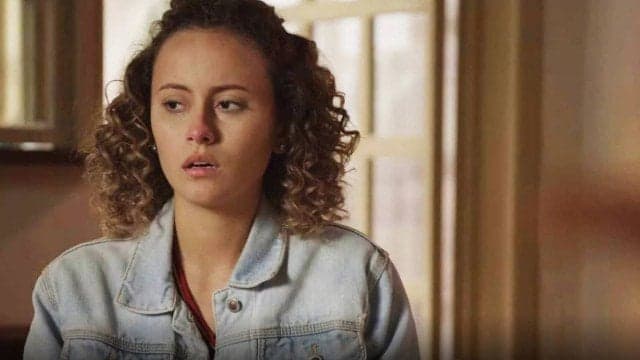 Malhação: em velório do tio, Maria Alice cospe no caixão e revela segredo surpreendente