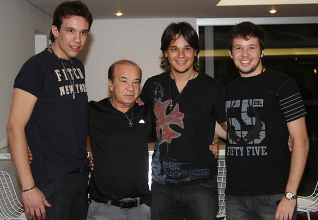Kiko, Leandro e Bruno, do grupo KLB, marcam presença na missa de sétimo dia do pai