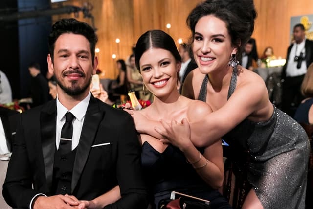 Alain (João Vicente de Castro), Cris (Vitória Strada) e Mariane (Kéfera Buchmann) em Espelho da Vida (Foto: Globo/João Miguel Júnior)