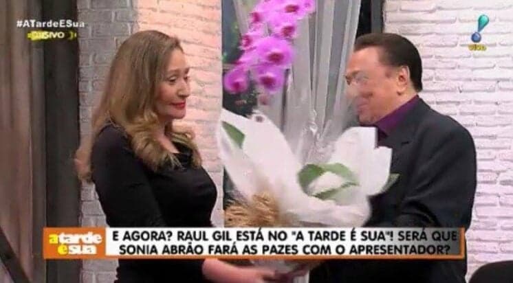 Raul Gil invade o A Tarde é Sua ao vivo e pede o perdão de Sonia Abrão