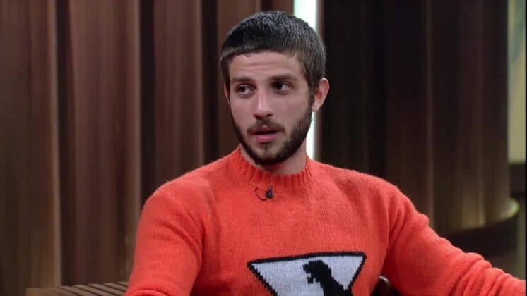 Chay Suede diz se faria personagem andrógino e dispara: "Sou muito feminino"