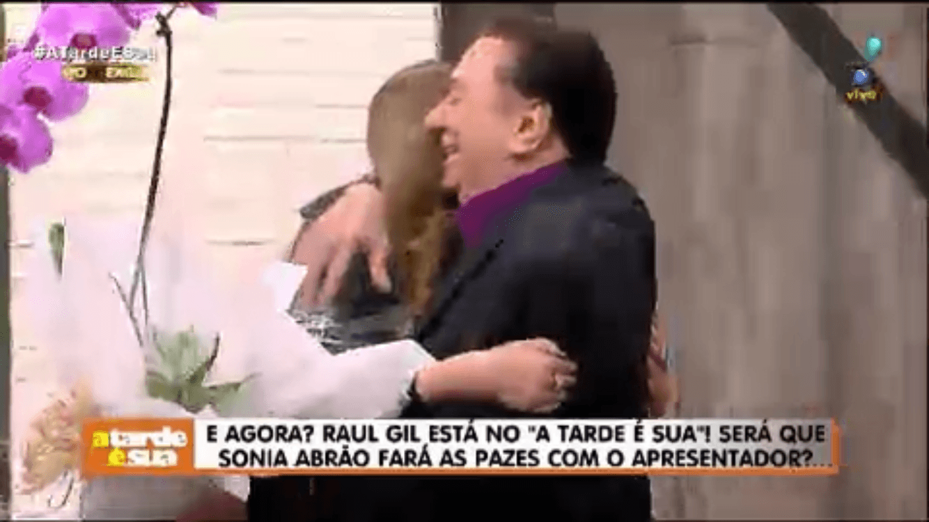 Raul Gil abraça Sonia Abrão ao vivo (Foto: Reprodução)