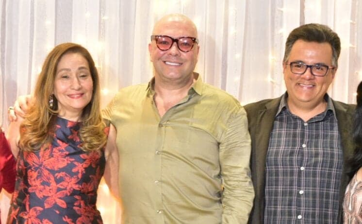 Felipeh Campos se casa e surpreende com beijão na boca do marido; confira as fotos