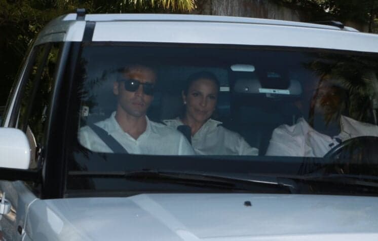 Ivete Sangalo surge de chupeta na boca no batizado das gêmeas em Salvador