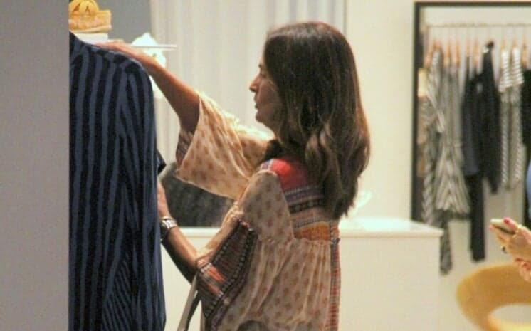 Fátima Bernardes surge comprando roupas no shopping e detalhe chama atenção