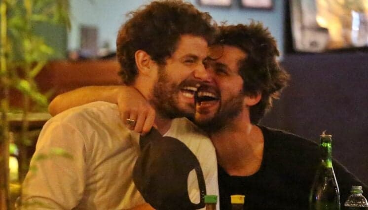 Flagrados aos beijos, Gil Coelho e Maurício Destri se declararam nas redes sociais: "Grande amigo, irmão"
