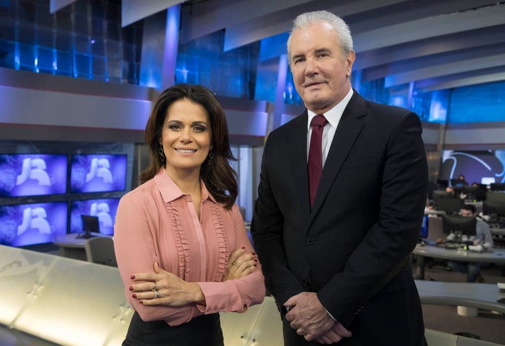 Adriana Araújo e Celso Freitas no novo cenário do Jornal da Record (Foto: Antonio Chahestian/Record)